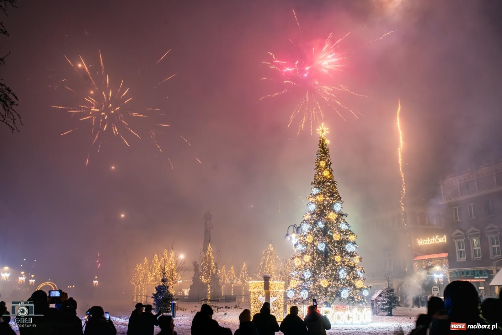 Zdjęcie w galerii na portalu naszraciborz.pl: Sylwester bez sceny, za to z klimatem. Nowy Rok przywitany na raciborskim Rynku [FOTO i WIDEO] wiadomości z regionu
