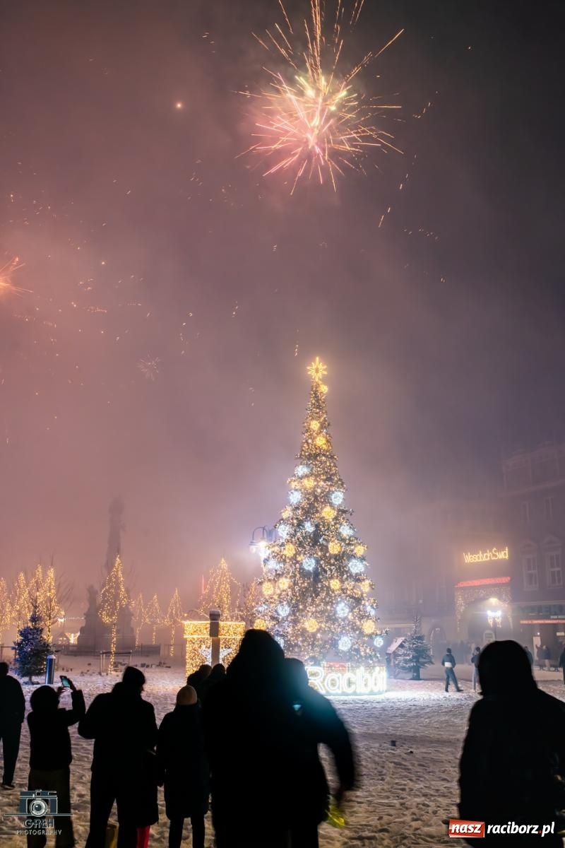 Zdjęcie w galerii na portalu naszraciborz.pl: Sylwester bez sceny, za to z klimatem. Nowy Rok przywitany na raciborskim Rynku [FOTO i WIDEO] wiadomości z regionu