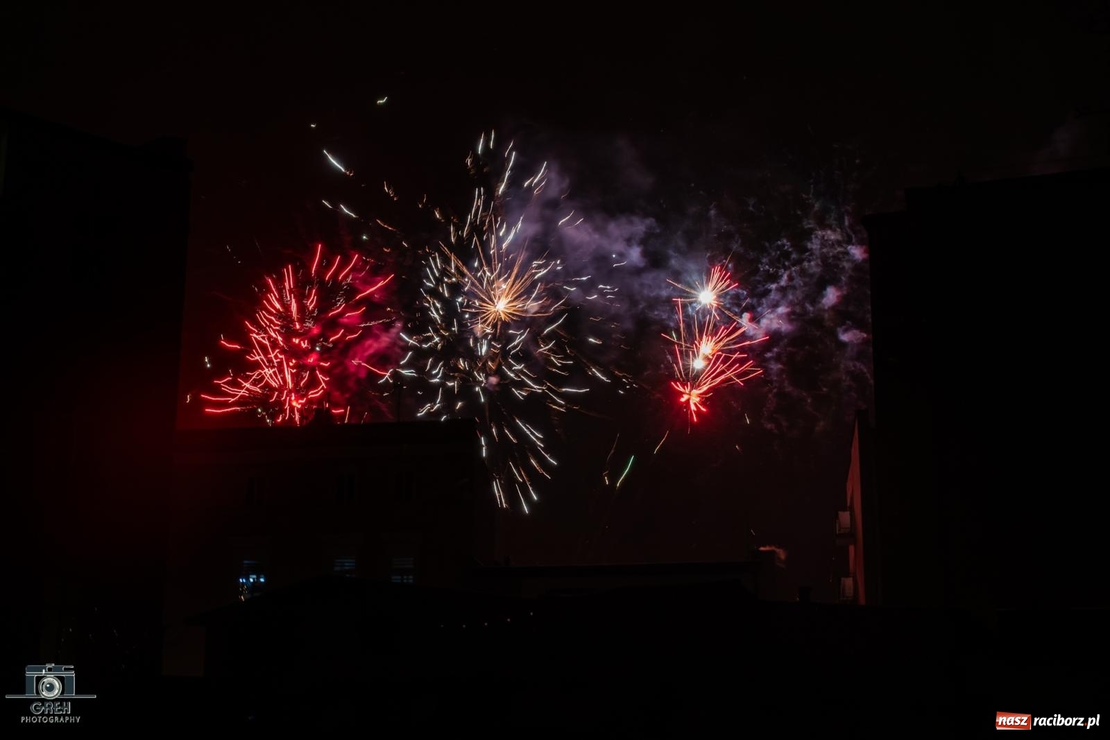 Zdjęcie w galerii na portalu naszraciborz.pl: Sylwester bez sceny, za to z klimatem. Nowy Rok przywitany na raciborskim Rynku [FOTO i WIDEO] wiadomości z regionu