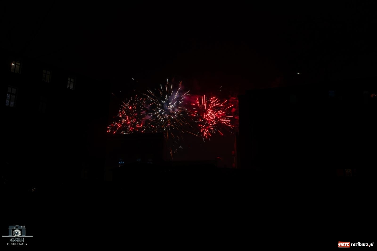 Zdjęcie w galerii na portalu naszraciborz.pl: Sylwester bez sceny, za to z klimatem. Nowy Rok przywitany na raciborskim Rynku [FOTO i WIDEO] wiadomości z regionu