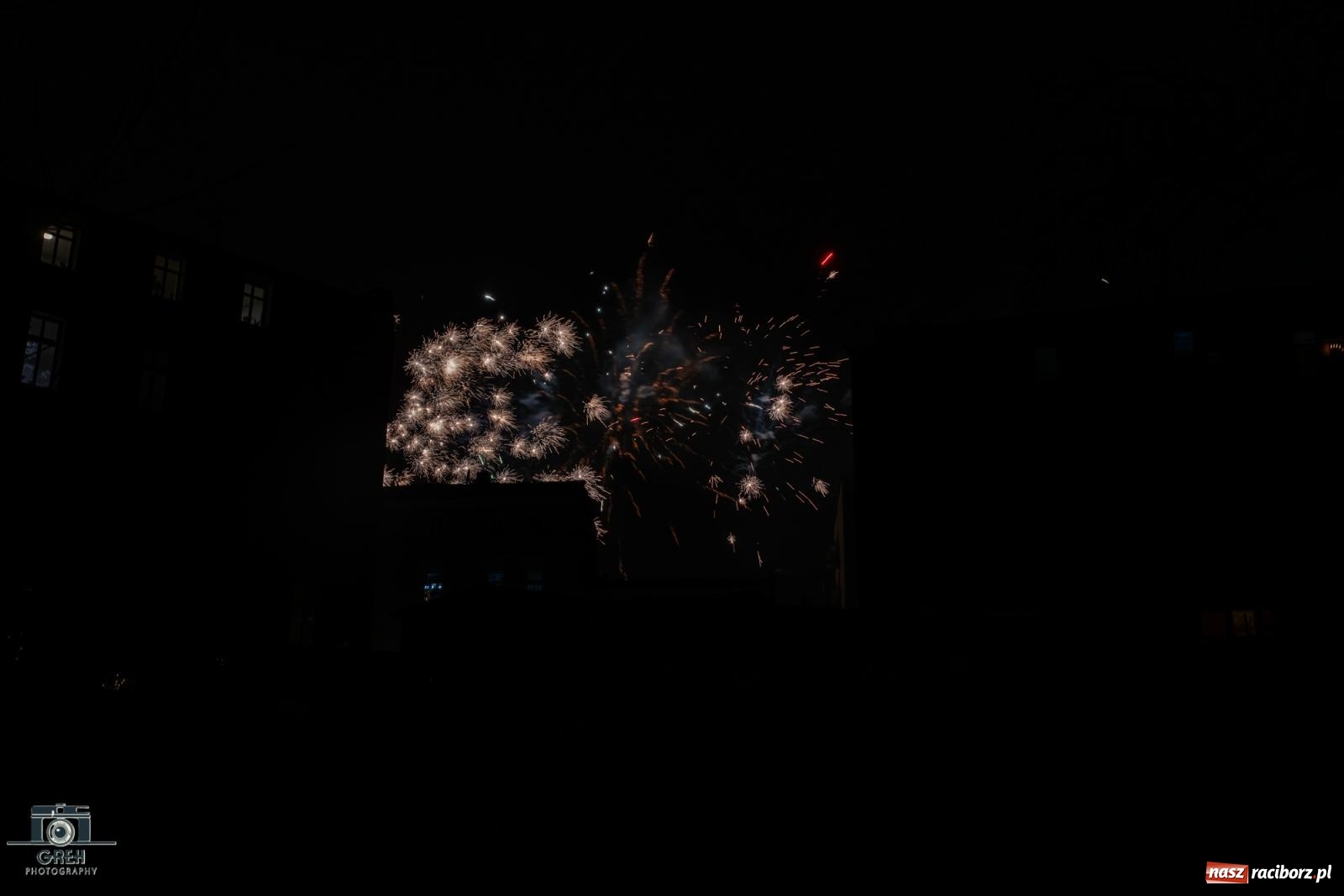 Zdjęcie w galerii na portalu naszraciborz.pl: Sylwester bez sceny, za to z klimatem. Nowy Rok przywitany na raciborskim Rynku [FOTO i WIDEO] wiadomości z regionu