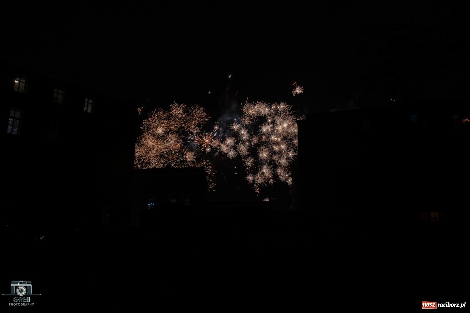 Zdjęcie w galerii na portalu naszraciborz.pl: Sylwester bez sceny, za to z klimatem. Nowy Rok przywitany na raciborskim Rynku [FOTO i WIDEO] wiadomości z regionu