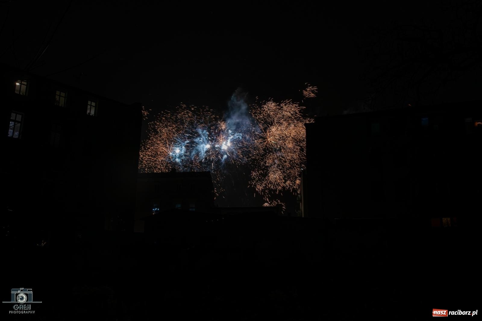 Zdjęcie w galerii na portalu naszraciborz.pl: Sylwester bez sceny, za to z klimatem. Nowy Rok przywitany na raciborskim Rynku [FOTO i WIDEO] wiadomości z regionu