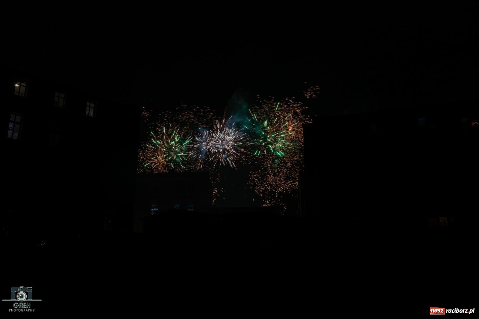 Zdjęcie w galerii na portalu naszraciborz.pl: Sylwester bez sceny, za to z klimatem. Nowy Rok przywitany na raciborskim Rynku [FOTO i WIDEO] wiadomości z regionu