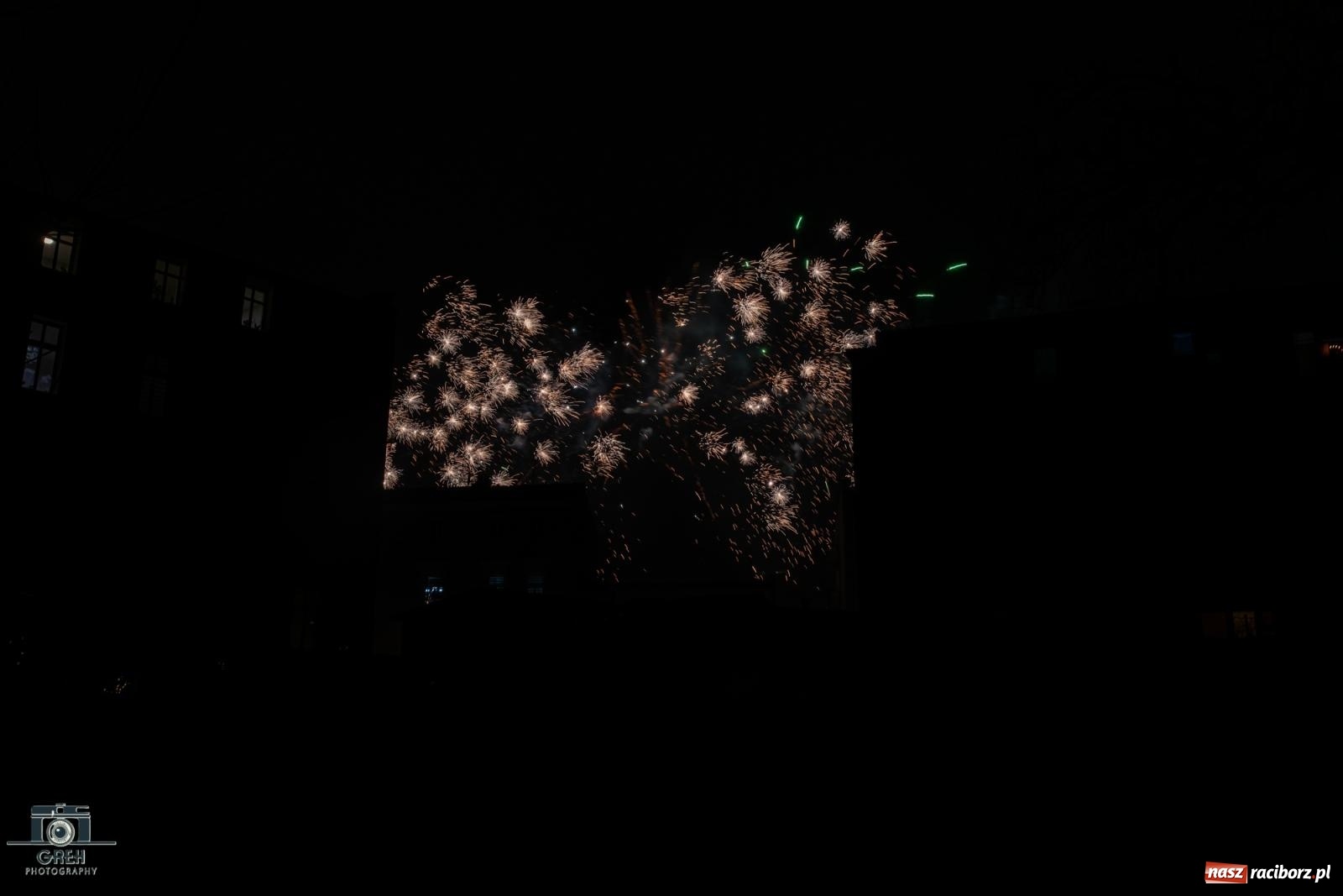 Zdjęcie w galerii na portalu naszraciborz.pl: Sylwester bez sceny, za to z klimatem. Nowy Rok przywitany na raciborskim Rynku [FOTO i WIDEO] wiadomości z regionu