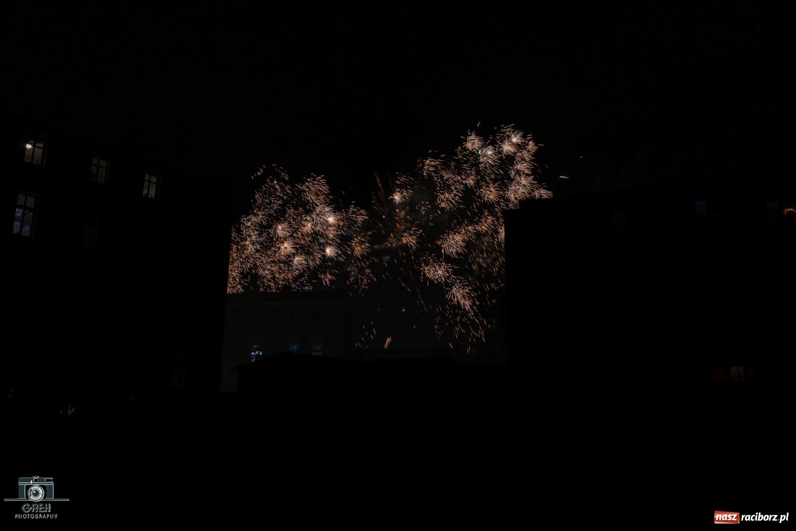 Zdjęcie w galerii na portalu naszraciborz.pl: Sylwester bez sceny, za to z klimatem. Nowy Rok przywitany na raciborskim Rynku [FOTO i WIDEO] wiadomości z regionu