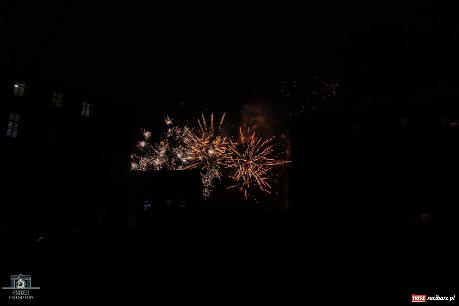 Zdjęcie w galerii na portalu naszraciborz.pl: Sylwester bez sceny, za to z klimatem. Nowy Rok przywitany na raciborskim Rynku [FOTO i WIDEO] wiadomości z regionu