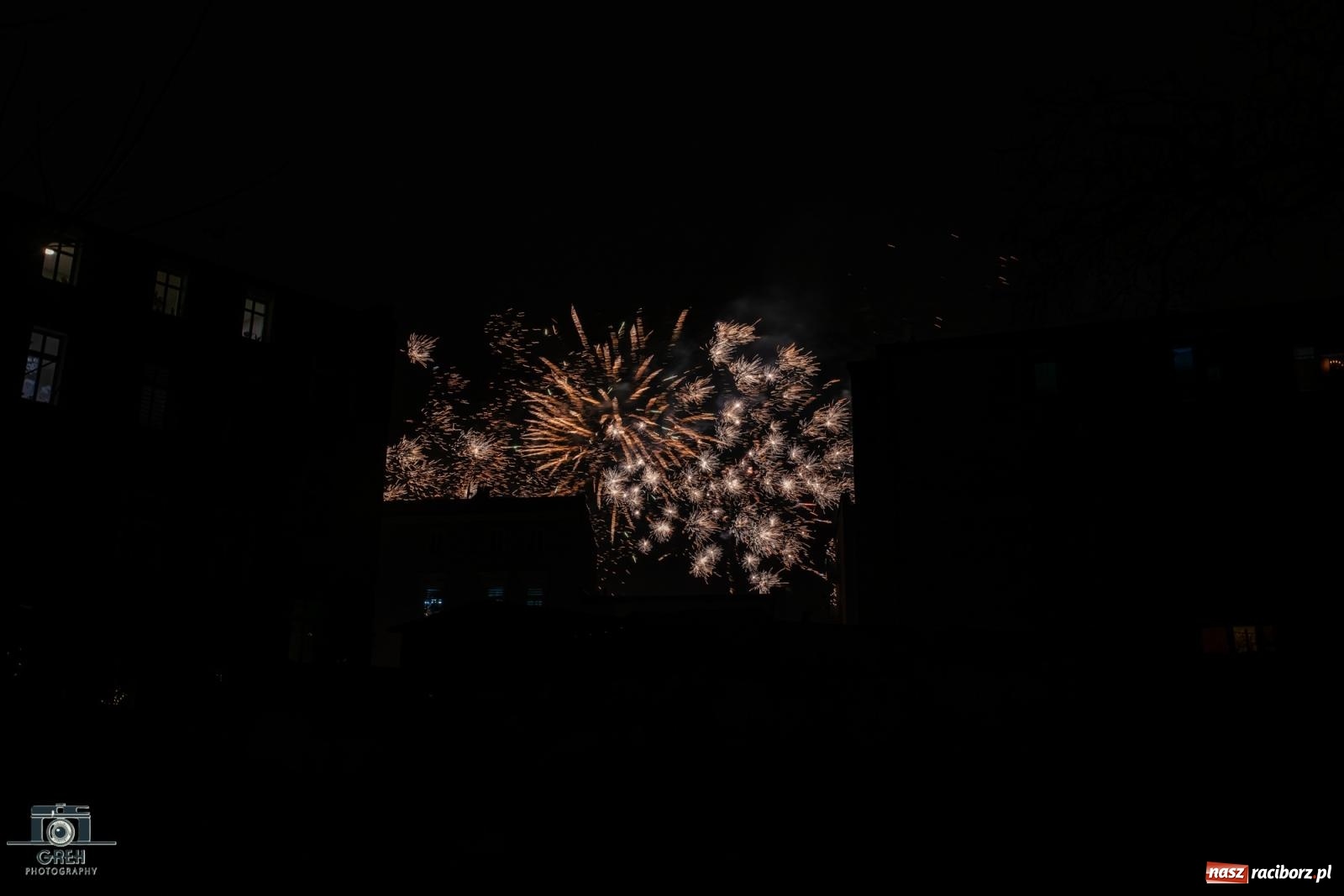 Zdjęcie w galerii na portalu naszraciborz.pl: Sylwester bez sceny, za to z klimatem. Nowy Rok przywitany na raciborskim Rynku [FOTO i WIDEO] wiadomości z regionu