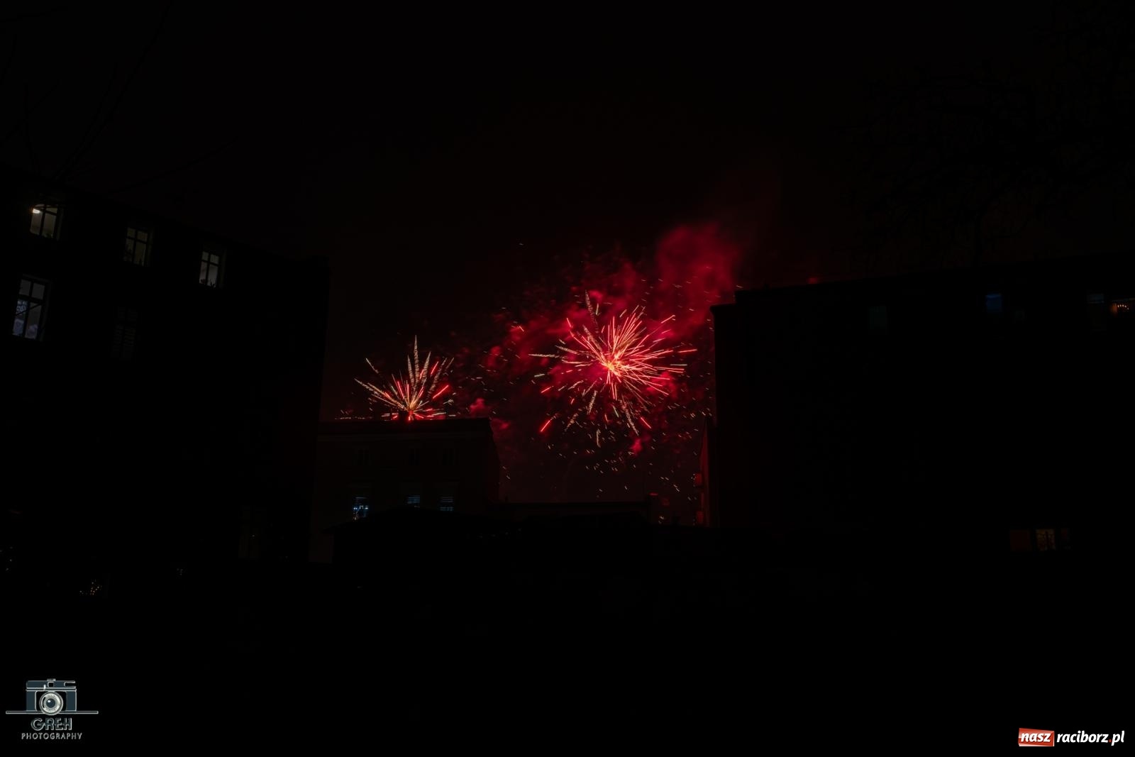 Zdjęcie w galerii na portalu naszraciborz.pl: Sylwester bez sceny, za to z klimatem. Nowy Rok przywitany na raciborskim Rynku [FOTO i WIDEO] wiadomości z regionu