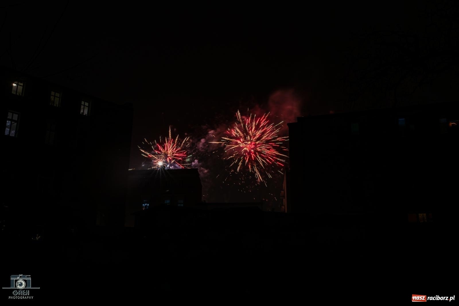 Zdjęcie w galerii na portalu naszraciborz.pl: Sylwester bez sceny, za to z klimatem. Nowy Rok przywitany na raciborskim Rynku [FOTO i WIDEO] wiadomości z regionu