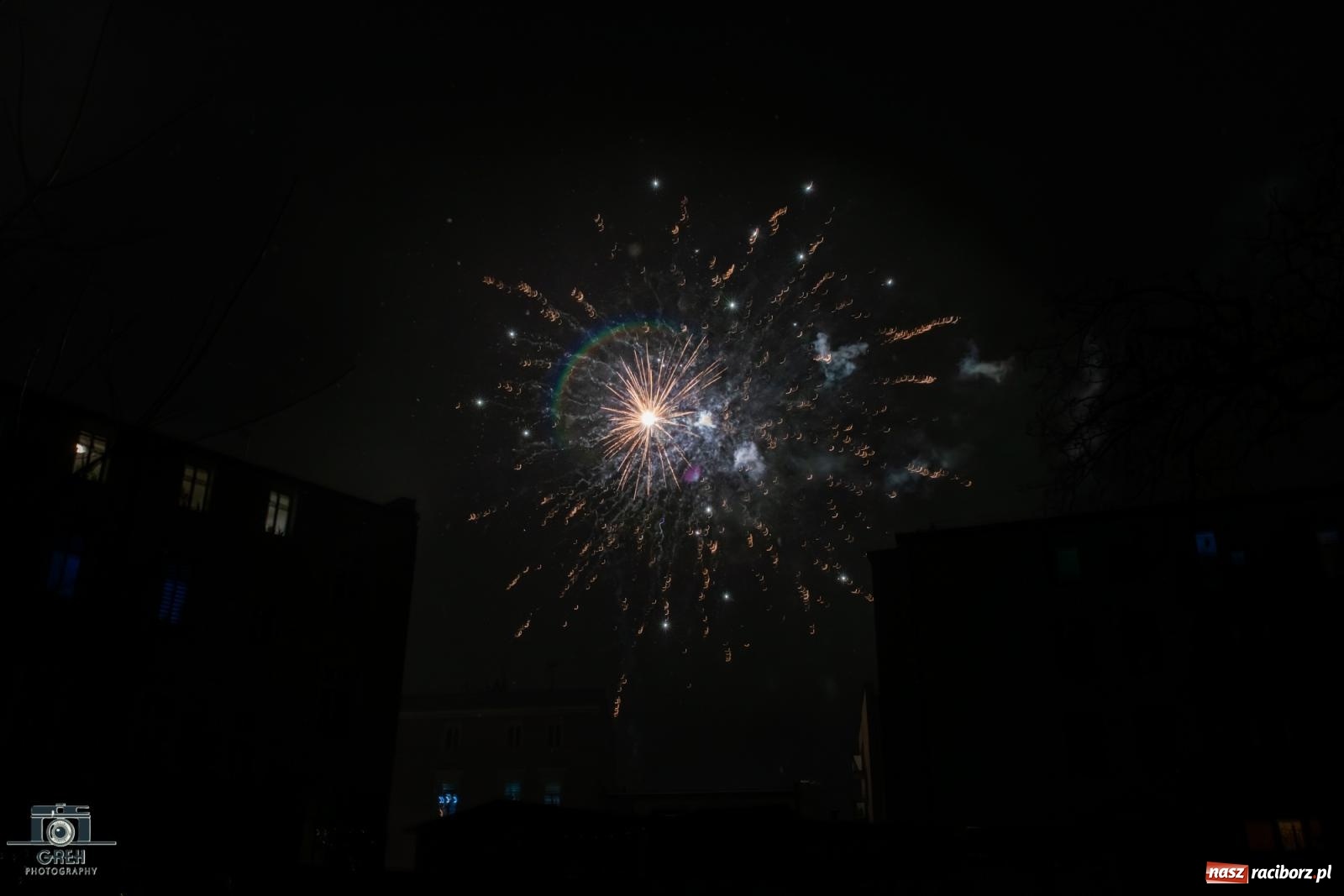 Zdjęcie w galerii na portalu naszraciborz.pl: Sylwester bez sceny, za to z klimatem. Nowy Rok przywitany na raciborskim Rynku [FOTO i WIDEO] wiadomości z regionu