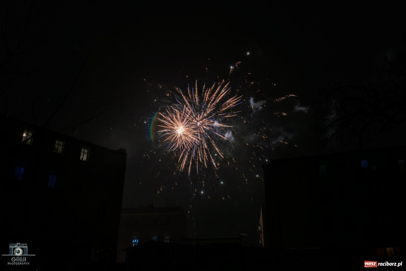 Zdjęcie w galerii na portalu naszraciborz.pl: Sylwester bez sceny, za to z klimatem. Nowy Rok przywitany na raciborskim Rynku [FOTO i WIDEO] wiadomości z regionu