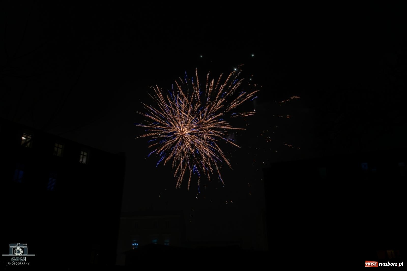 Zdjęcie w galerii na portalu naszraciborz.pl: Sylwester bez sceny, za to z klimatem. Nowy Rok przywitany na raciborskim Rynku [FOTO i WIDEO] wiadomości z regionu