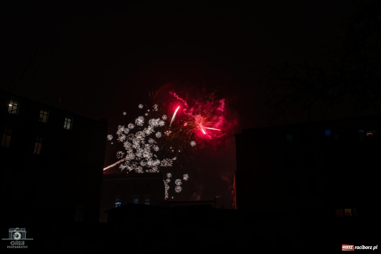 Zdjęcie w galerii na portalu naszraciborz.pl: Sylwester bez sceny, za to z klimatem. Nowy Rok przywitany na raciborskim Rynku [FOTO i WIDEO] wiadomości z regionu