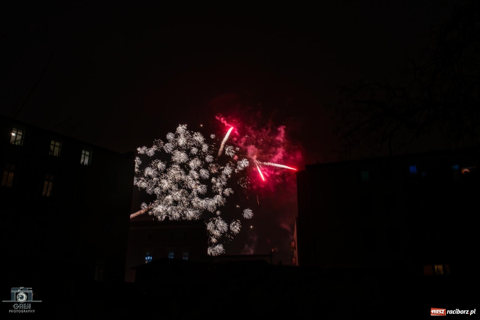 Zdjęcie w galerii na portalu naszraciborz.pl: Sylwester bez sceny, za to z klimatem. Nowy Rok przywitany na raciborskim Rynku [FOTO i WIDEO] wiadomości z regionu