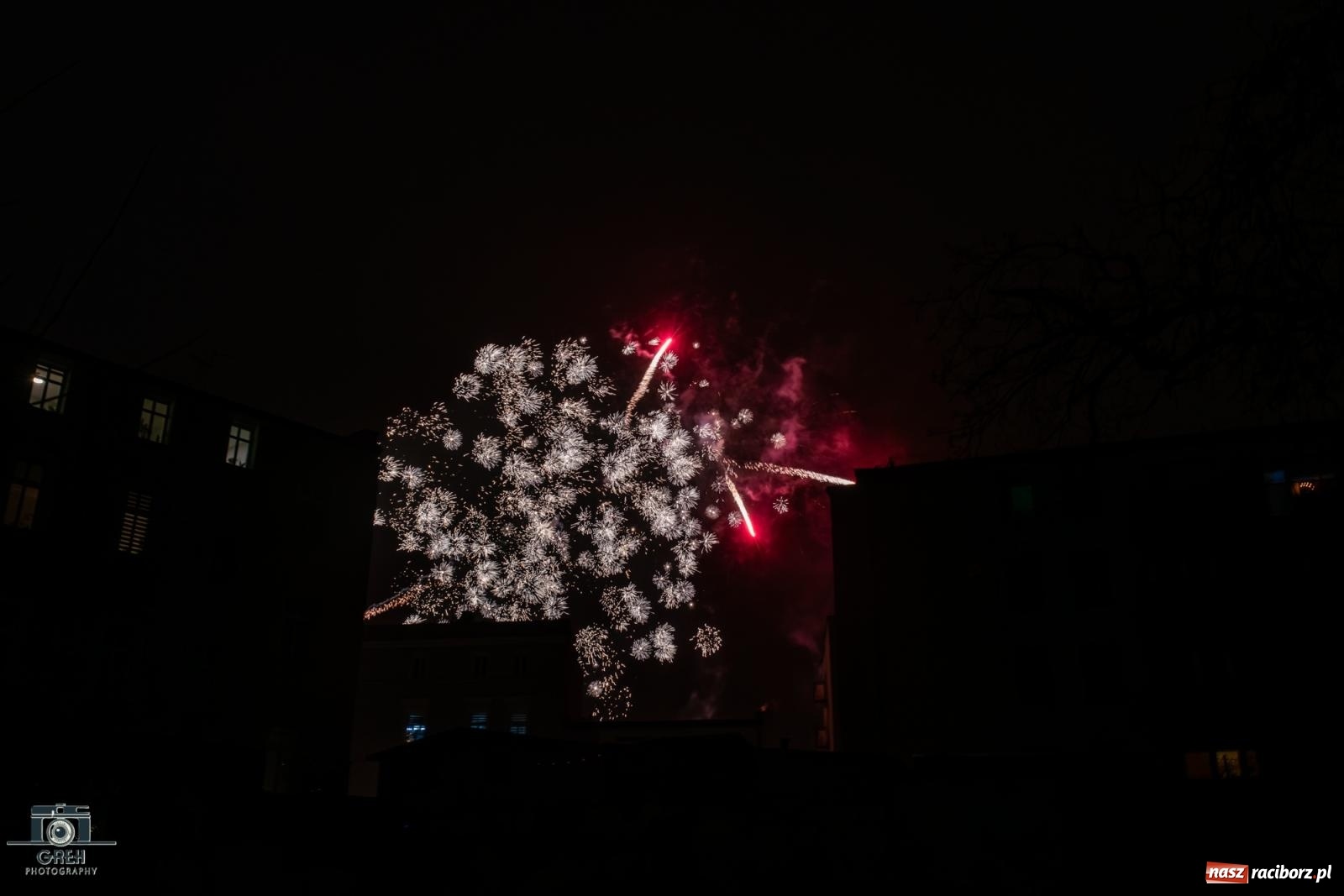 Zdjęcie w galerii na portalu naszraciborz.pl: Sylwester bez sceny, za to z klimatem. Nowy Rok przywitany na raciborskim Rynku [FOTO i WIDEO] wiadomości z regionu