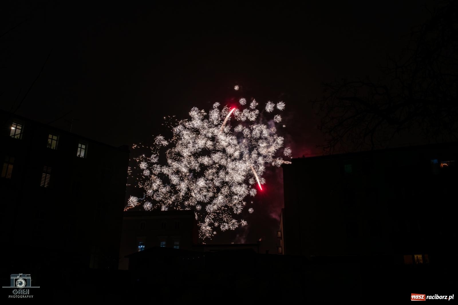 Zdjęcie w galerii na portalu naszraciborz.pl: Sylwester bez sceny, za to z klimatem. Nowy Rok przywitany na raciborskim Rynku [FOTO i WIDEO] wiadomości z regionu