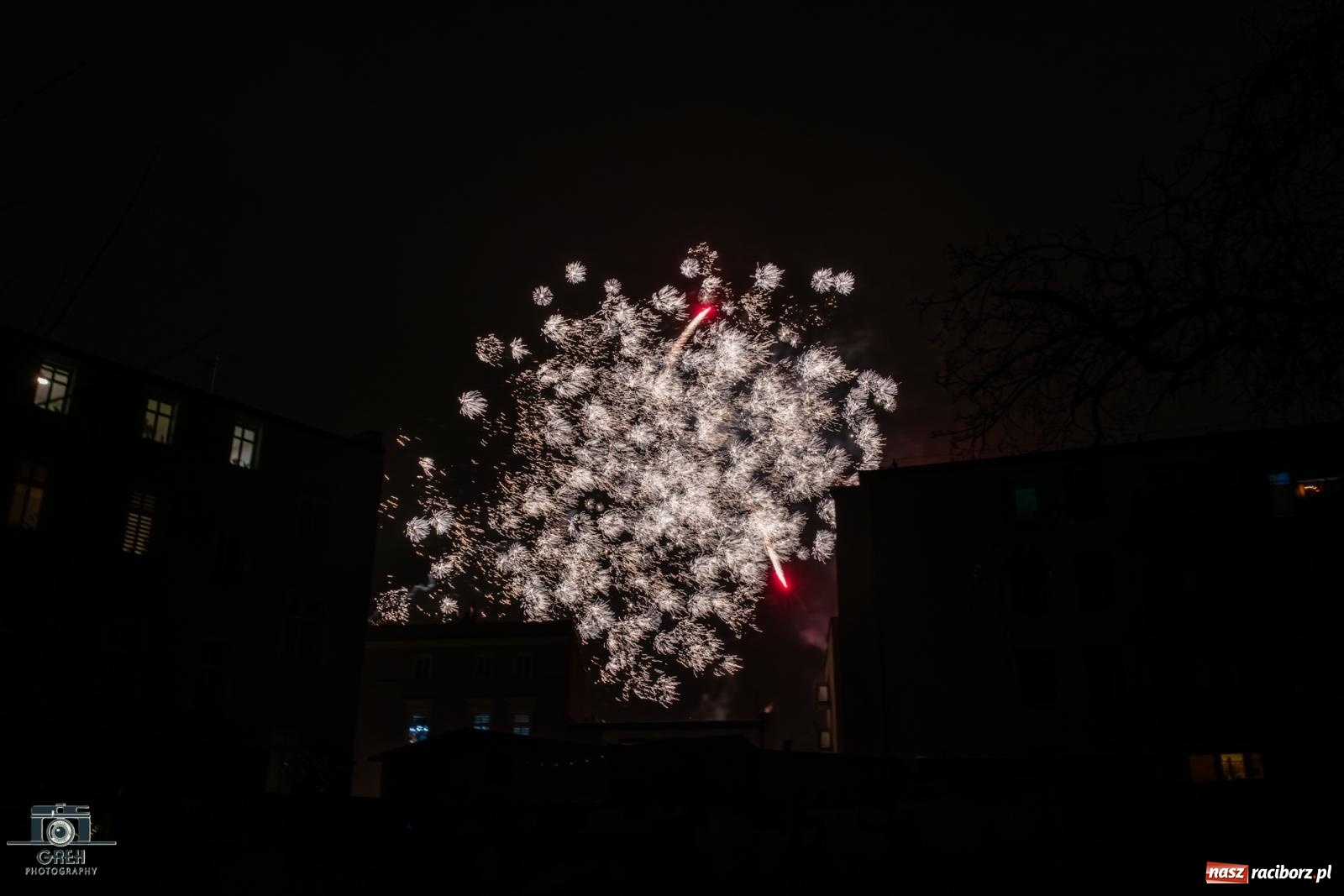 Zdjęcie w galerii na portalu naszraciborz.pl: Sylwester bez sceny, za to z klimatem. Nowy Rok przywitany na raciborskim Rynku [FOTO i WIDEO] wiadomości z regionu
