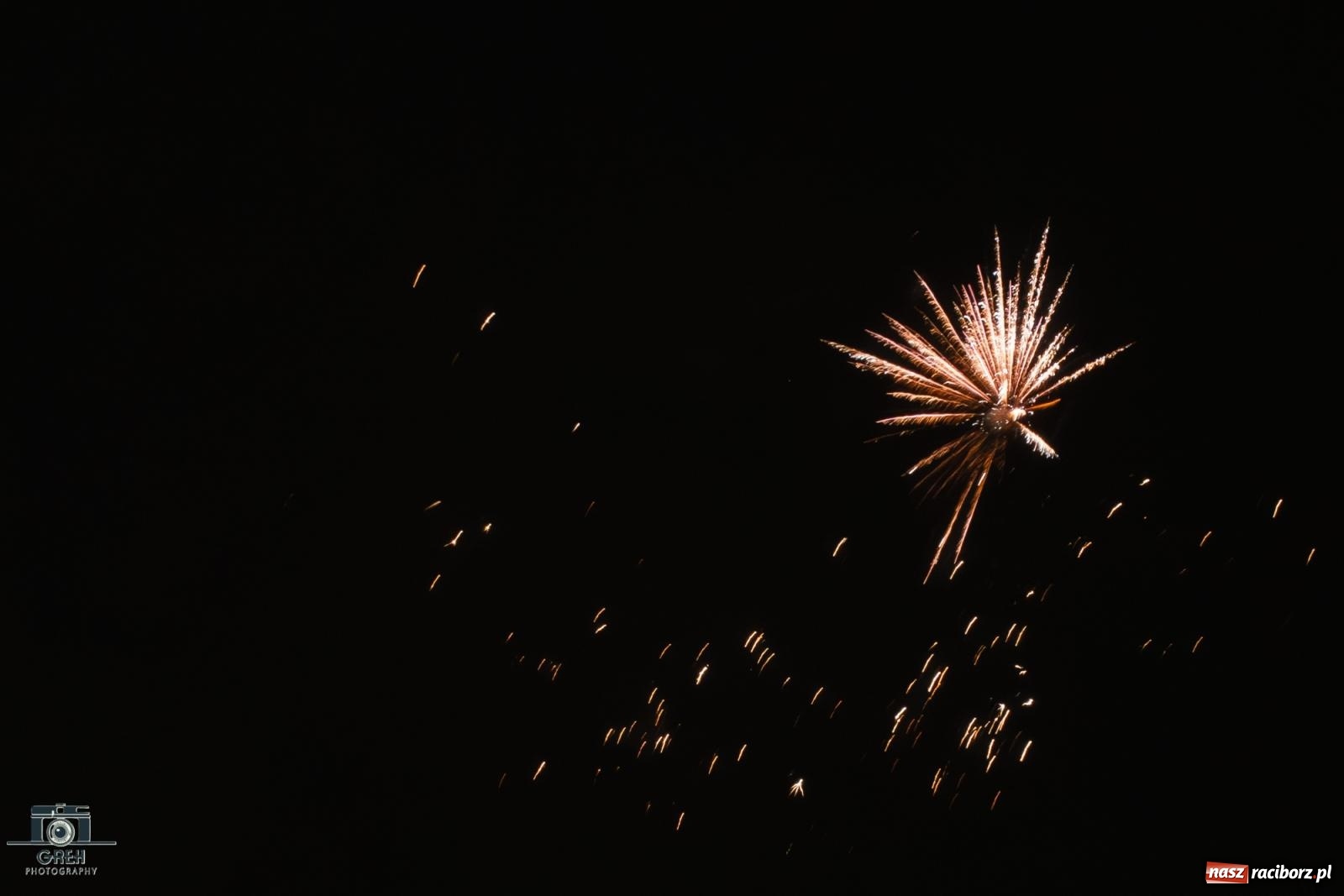 Zdjęcie w galerii na portalu naszraciborz.pl: Sylwester bez sceny, za to z klimatem. Nowy Rok przywitany na raciborskim Rynku [FOTO i WIDEO] wiadomości z regionu