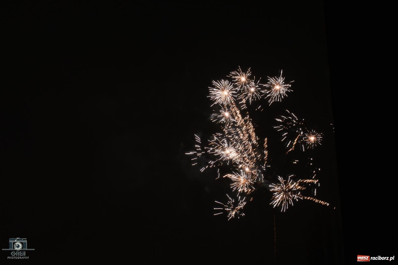 Zdjęcie w galerii na portalu naszraciborz.pl: Sylwester bez sceny, za to z klimatem. Nowy Rok przywitany na raciborskim Rynku [FOTO i WIDEO] wiadomości z regionu