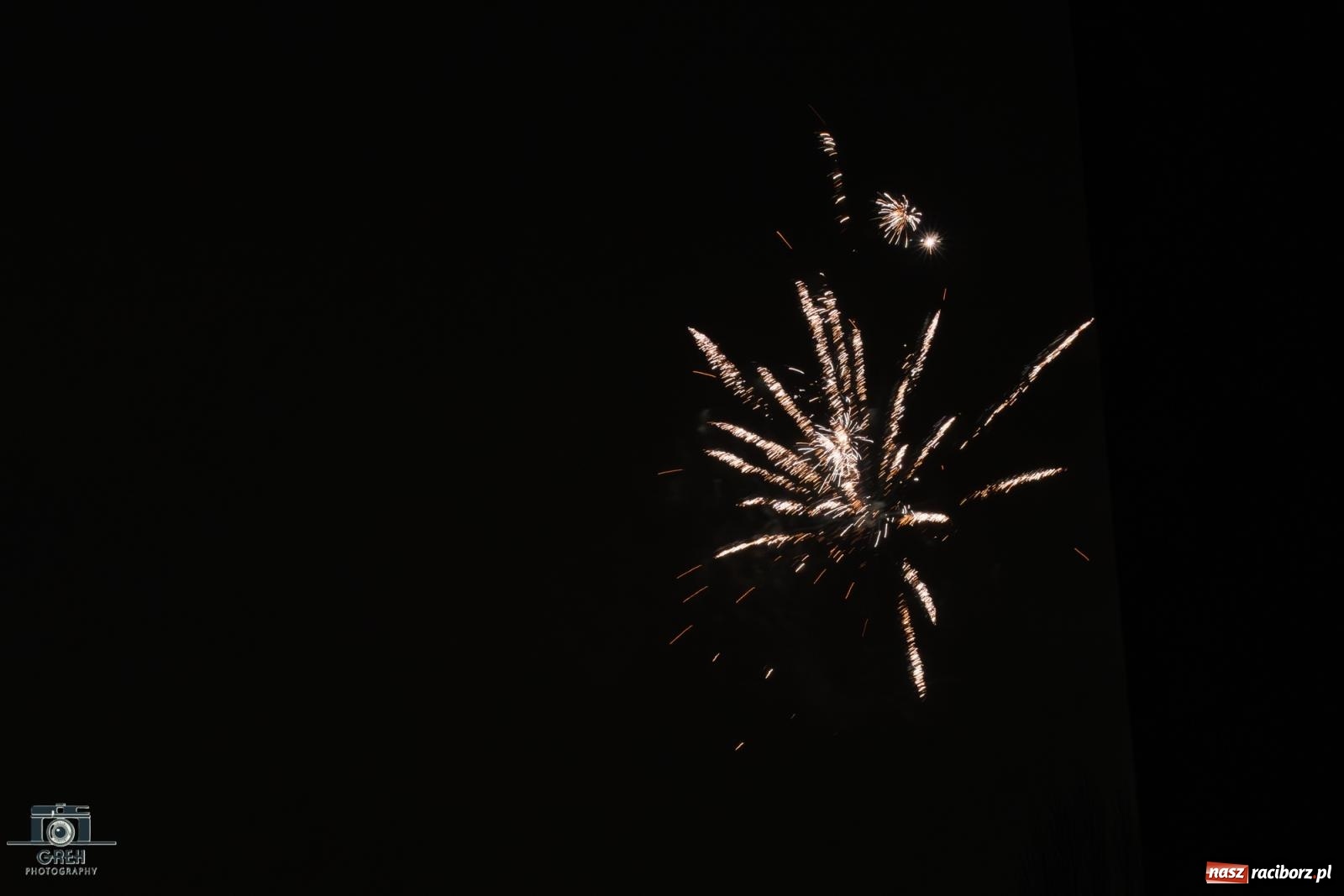 Zdjęcie w galerii na portalu naszraciborz.pl: Sylwester bez sceny, za to z klimatem. Nowy Rok przywitany na raciborskim Rynku [FOTO i WIDEO] wiadomości z regionu