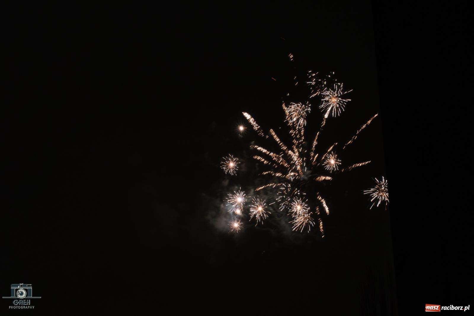 Zdjęcie w galerii na portalu naszraciborz.pl: Sylwester bez sceny, za to z klimatem. Nowy Rok przywitany na raciborskim Rynku [FOTO i WIDEO] wiadomości z regionu