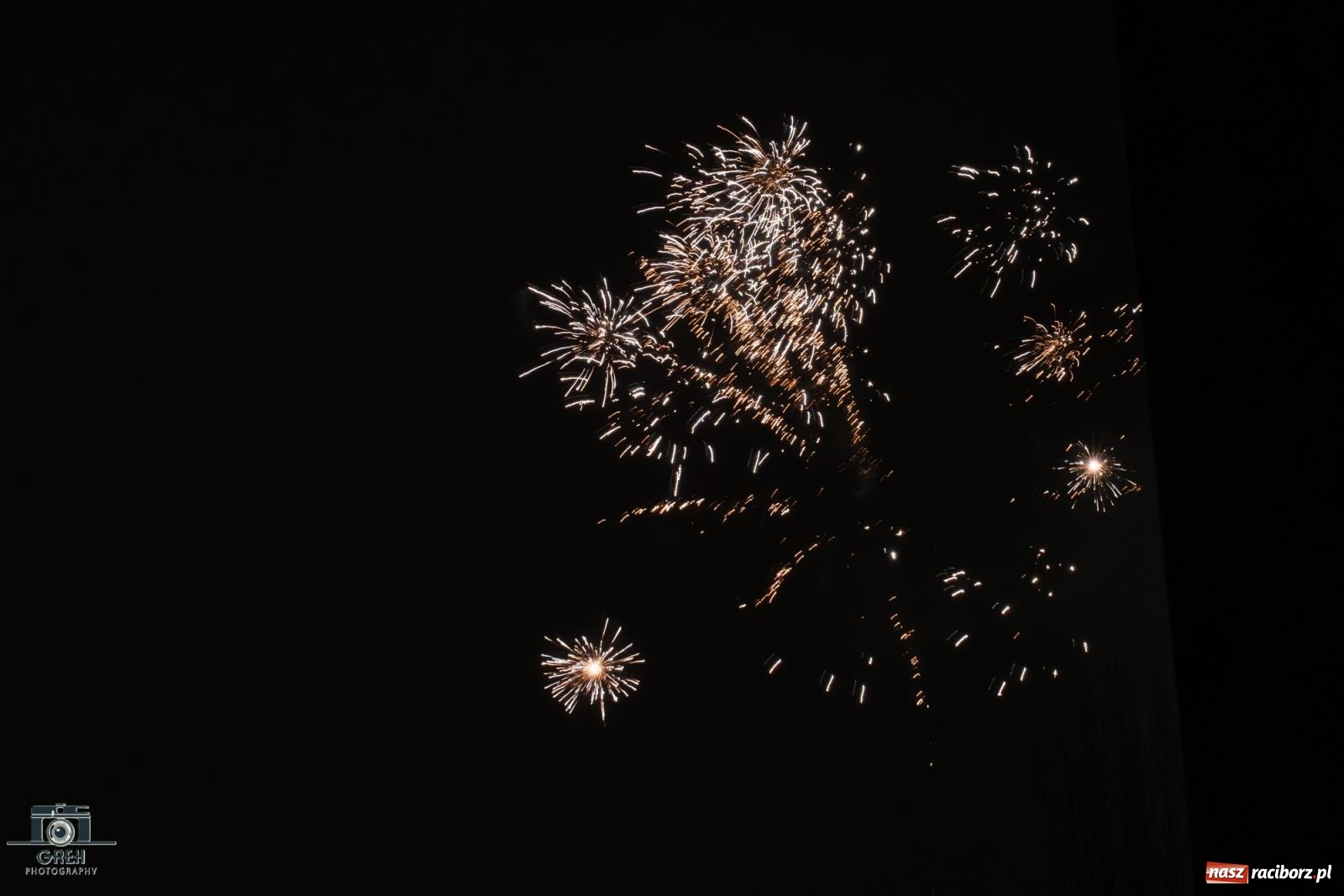 Zdjęcie w galerii na portalu naszraciborz.pl: Sylwester bez sceny, za to z klimatem. Nowy Rok przywitany na raciborskim Rynku [FOTO i WIDEO] wiadomości z regionu