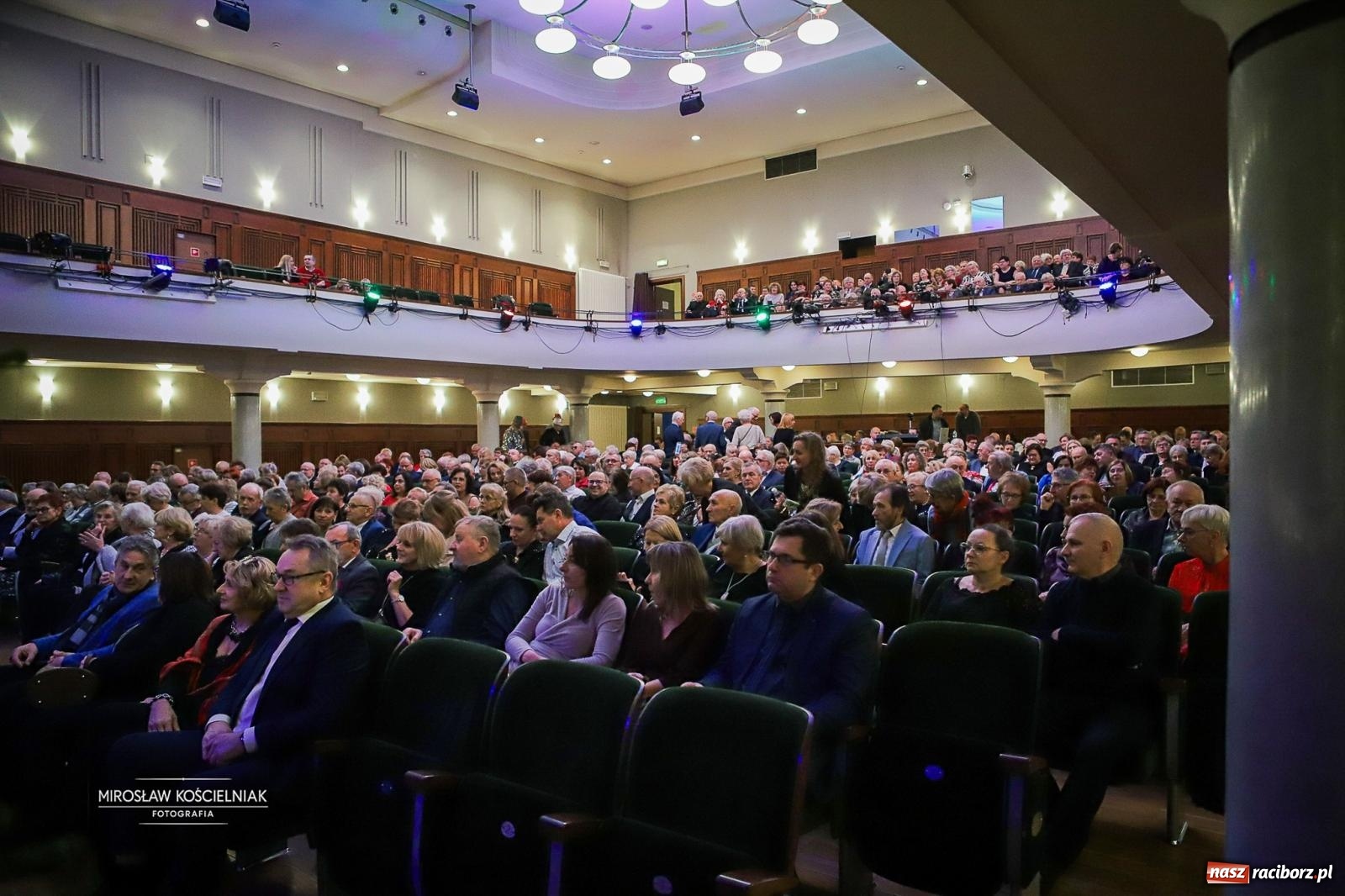 Zdjęcie w galerii na portalu naszraciborz.pl: Gala sylwestrowa w Raciborskim Centrum Kultury wypełniła widownię. Tak witano nowy rok przy Chopina wiadomości z regionu