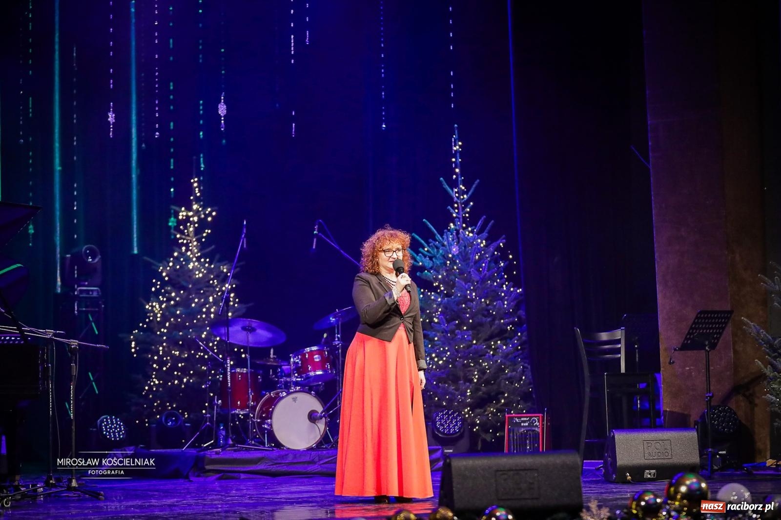 Zdjęcie w galerii na portalu naszraciborz.pl: Gala sylwestrowa w Raciborskim Centrum Kultury wypełniła widownię. Tak witano nowy rok przy Chopina wiadomości z regionu