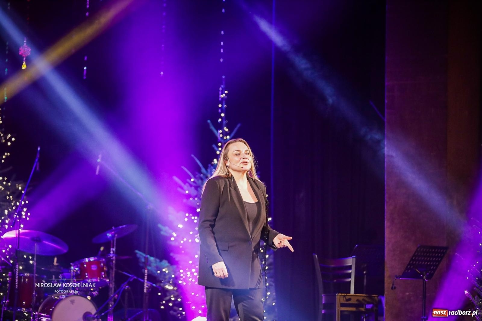 Zdjęcie w galerii na portalu naszraciborz.pl: Gala sylwestrowa w Raciborskim Centrum Kultury wypełniła widownię. Tak witano nowy rok przy Chopina wiadomości z regionu