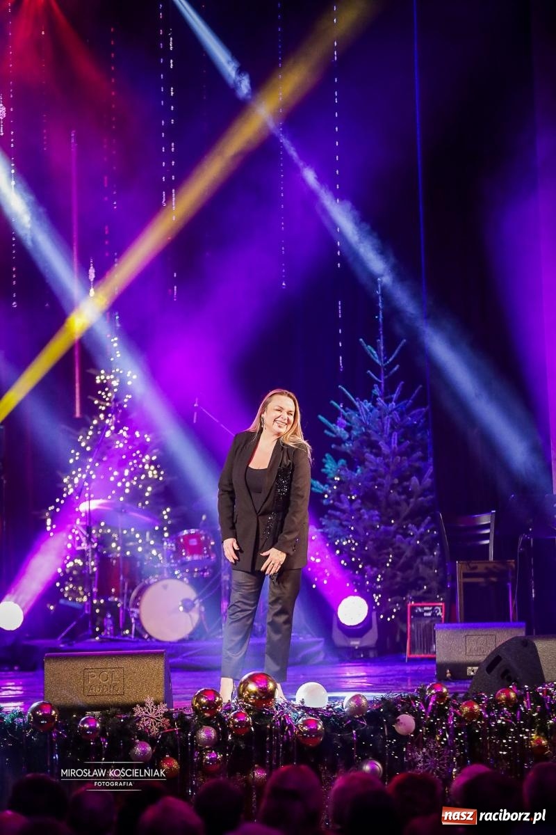 Zdjęcie w galerii na portalu naszraciborz.pl: Gala sylwestrowa w Raciborskim Centrum Kultury wypełniła widownię. Tak witano nowy rok przy Chopina wiadomości z regionu