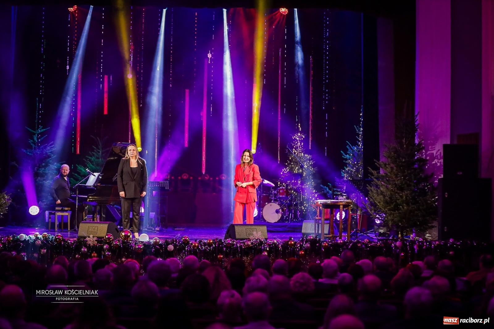Zdjęcie w galerii na portalu naszraciborz.pl: Gala sylwestrowa w Raciborskim Centrum Kultury wypełniła widownię. Tak witano nowy rok przy Chopina wiadomości z regionu