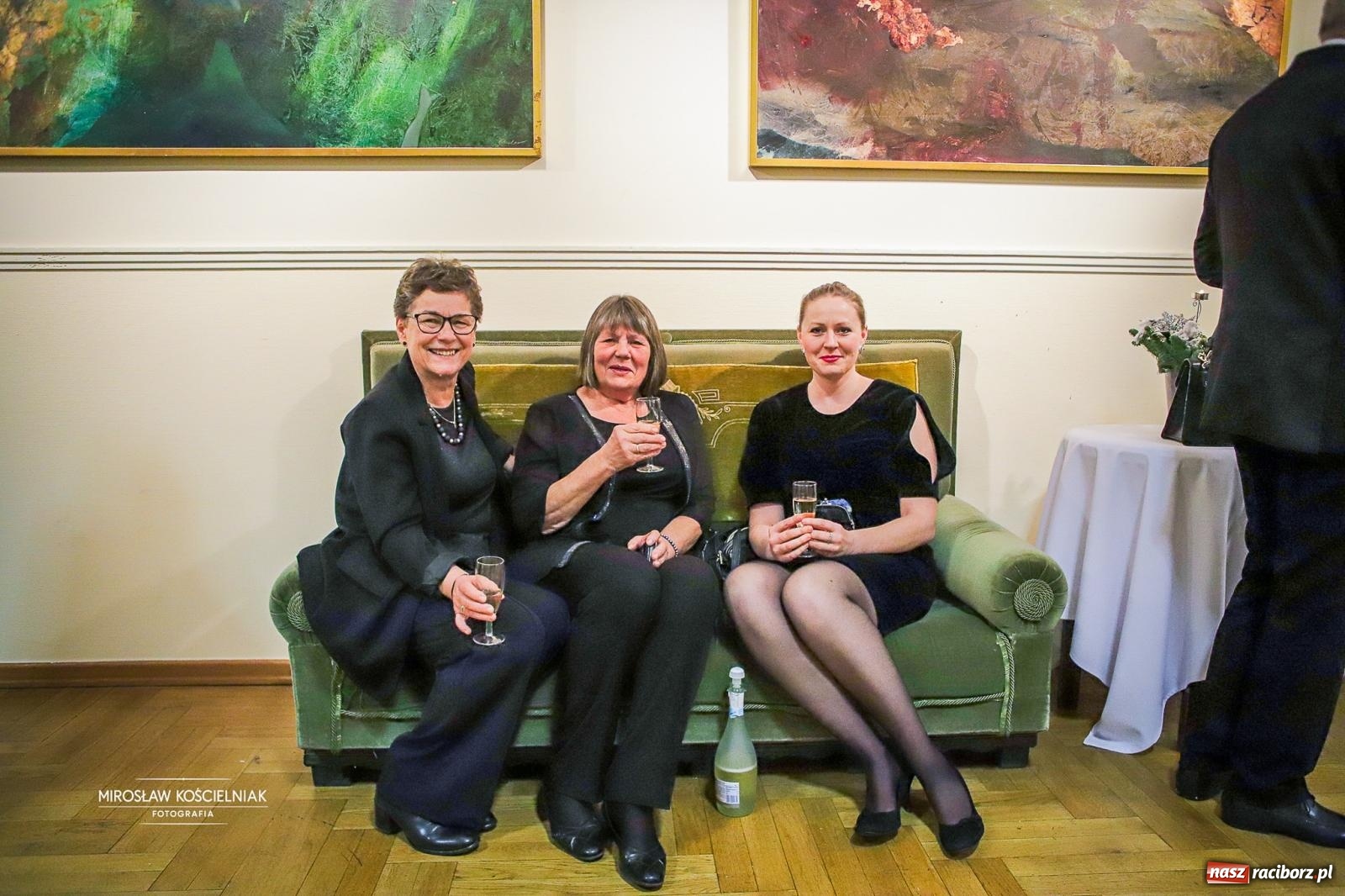 Zdjęcie w galerii na portalu naszraciborz.pl: Gala sylwestrowa w Raciborskim Centrum Kultury wypełniła widownię. Tak witano nowy rok przy Chopina wiadomości z regionu