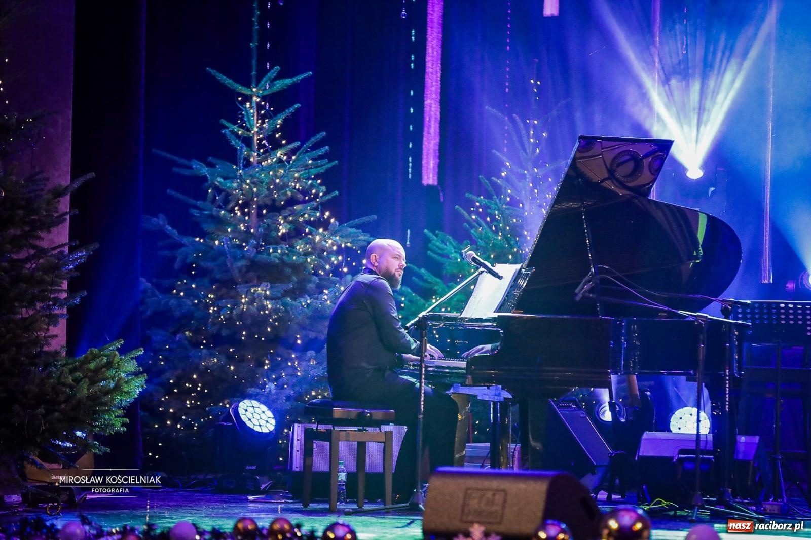 Zdjęcie w galerii na portalu naszraciborz.pl: Gala sylwestrowa w Raciborskim Centrum Kultury wypełniła widownię. Tak witano nowy rok przy Chopina wiadomości z regionu