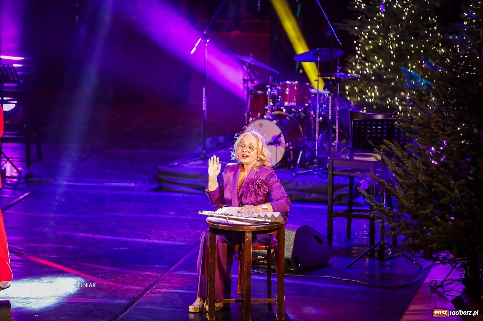 Zdjęcie w galerii na portalu naszraciborz.pl: Gala sylwestrowa w Raciborskim Centrum Kultury wypełniła widownię. Tak witano nowy rok przy Chopina wiadomości z regionu