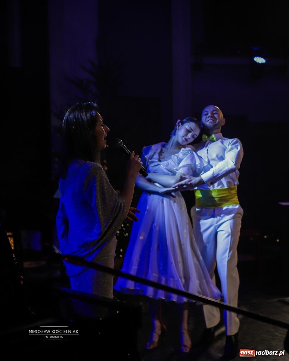 Zdjęcie w galerii na portalu naszraciborz.pl: Gala sylwestrowa w Raciborskim Centrum Kultury wypełniła widownię. Tak witano nowy rok przy Chopina wiadomości z regionu