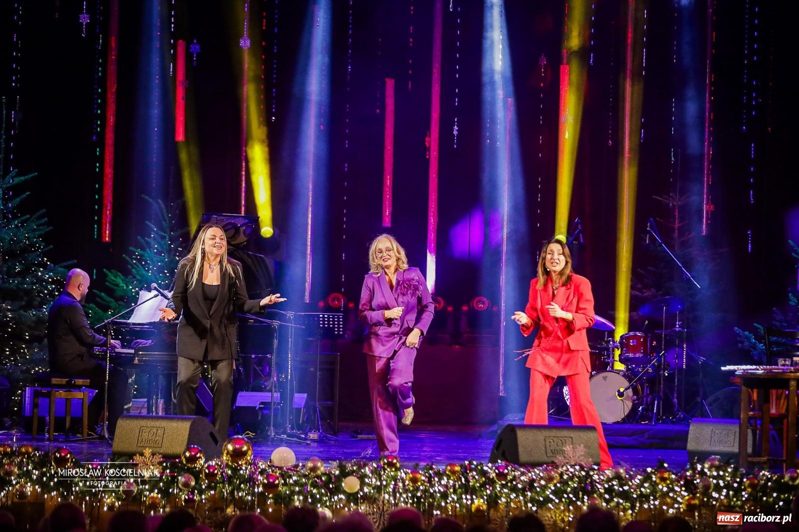 Zdjęcie w galerii na portalu naszraciborz.pl: Gala sylwestrowa w Raciborskim Centrum Kultury wypełniła widownię. Tak witano nowy rok przy Chopina wiadomości z regionu