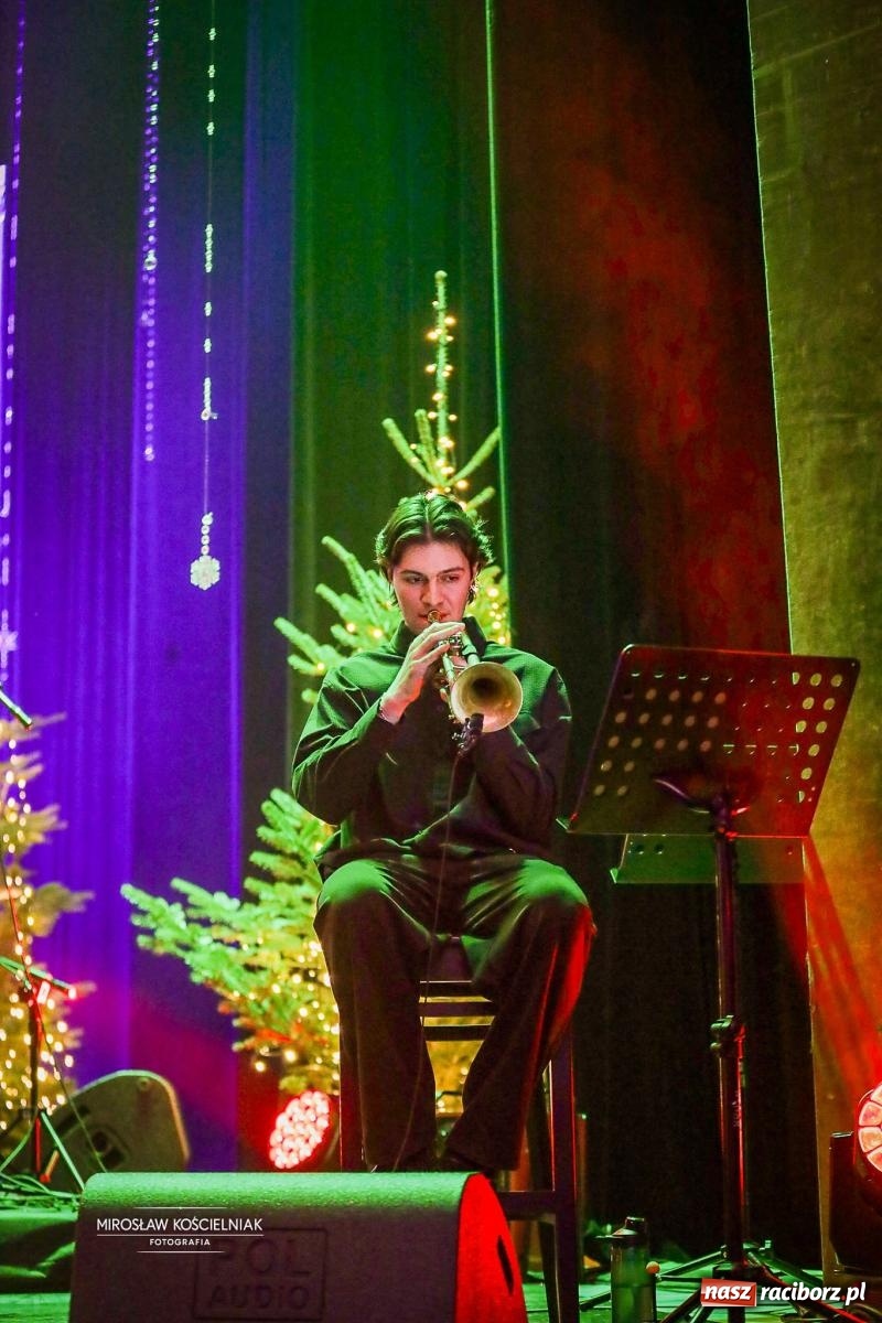 Zdjęcie w galerii na portalu naszraciborz.pl: Gala sylwestrowa w Raciborskim Centrum Kultury wypełniła widownię. Tak witano nowy rok przy Chopina wiadomości z regionu