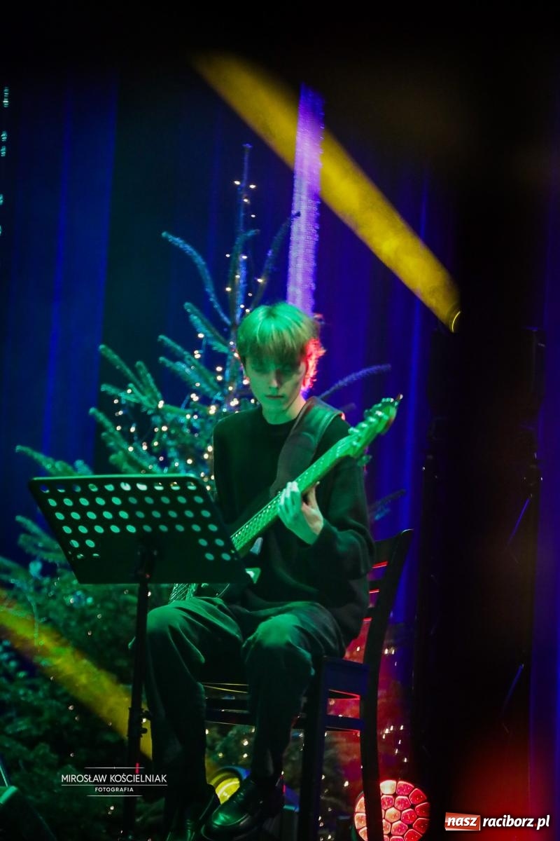 Zdjęcie w galerii na portalu naszraciborz.pl: Gala sylwestrowa w Raciborskim Centrum Kultury wypełniła widownię. Tak witano nowy rok przy Chopina wiadomości z regionu