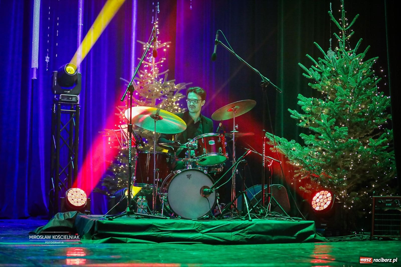 Zdjęcie w galerii na portalu naszraciborz.pl: Gala sylwestrowa w Raciborskim Centrum Kultury wypełniła widownię. Tak witano nowy rok przy Chopina wiadomości z regionu