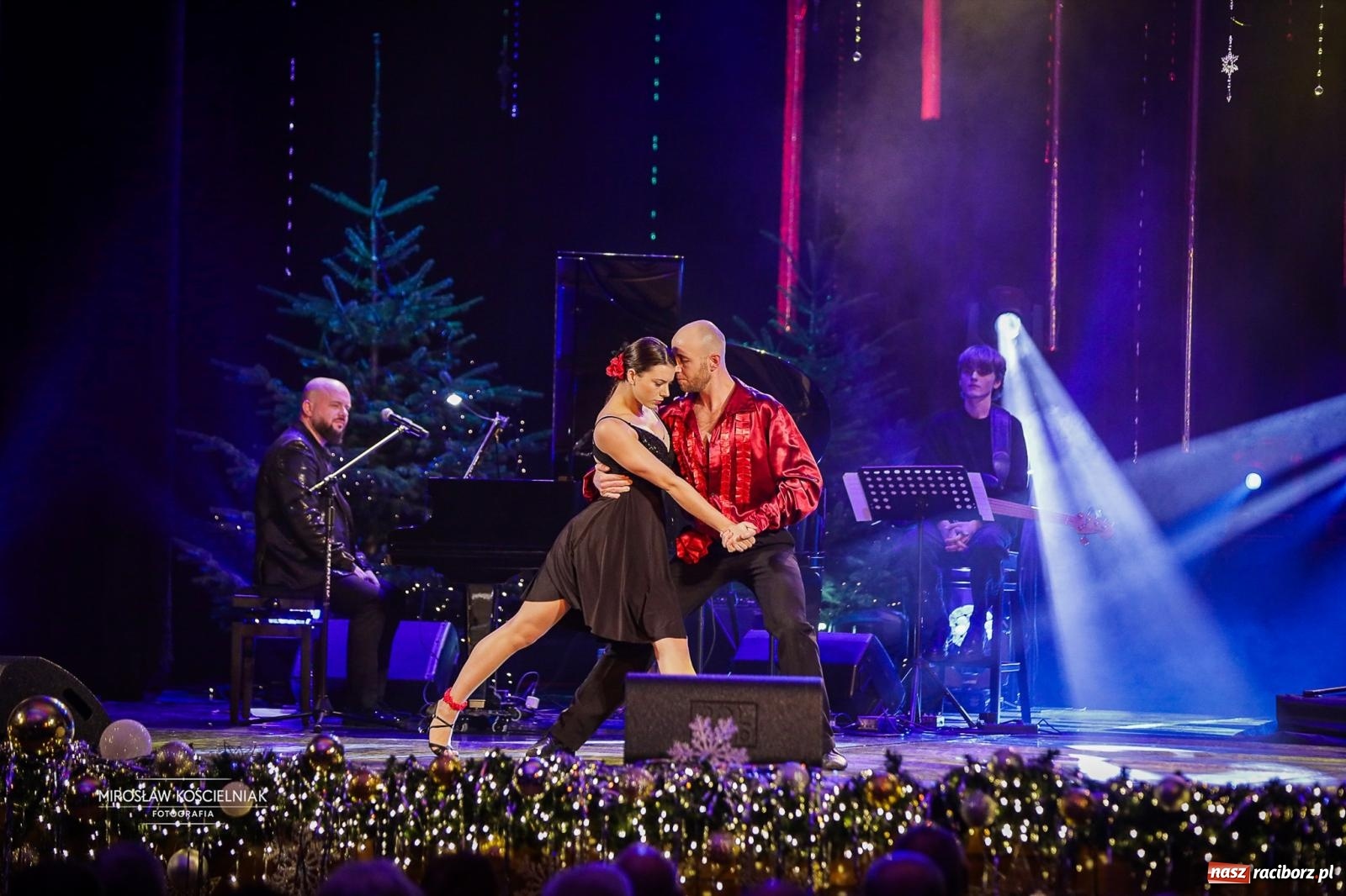 Zdjęcie w galerii na portalu naszraciborz.pl: Gala sylwestrowa w Raciborskim Centrum Kultury wypełniła widownię. Tak witano nowy rok przy Chopina wiadomości z regionu