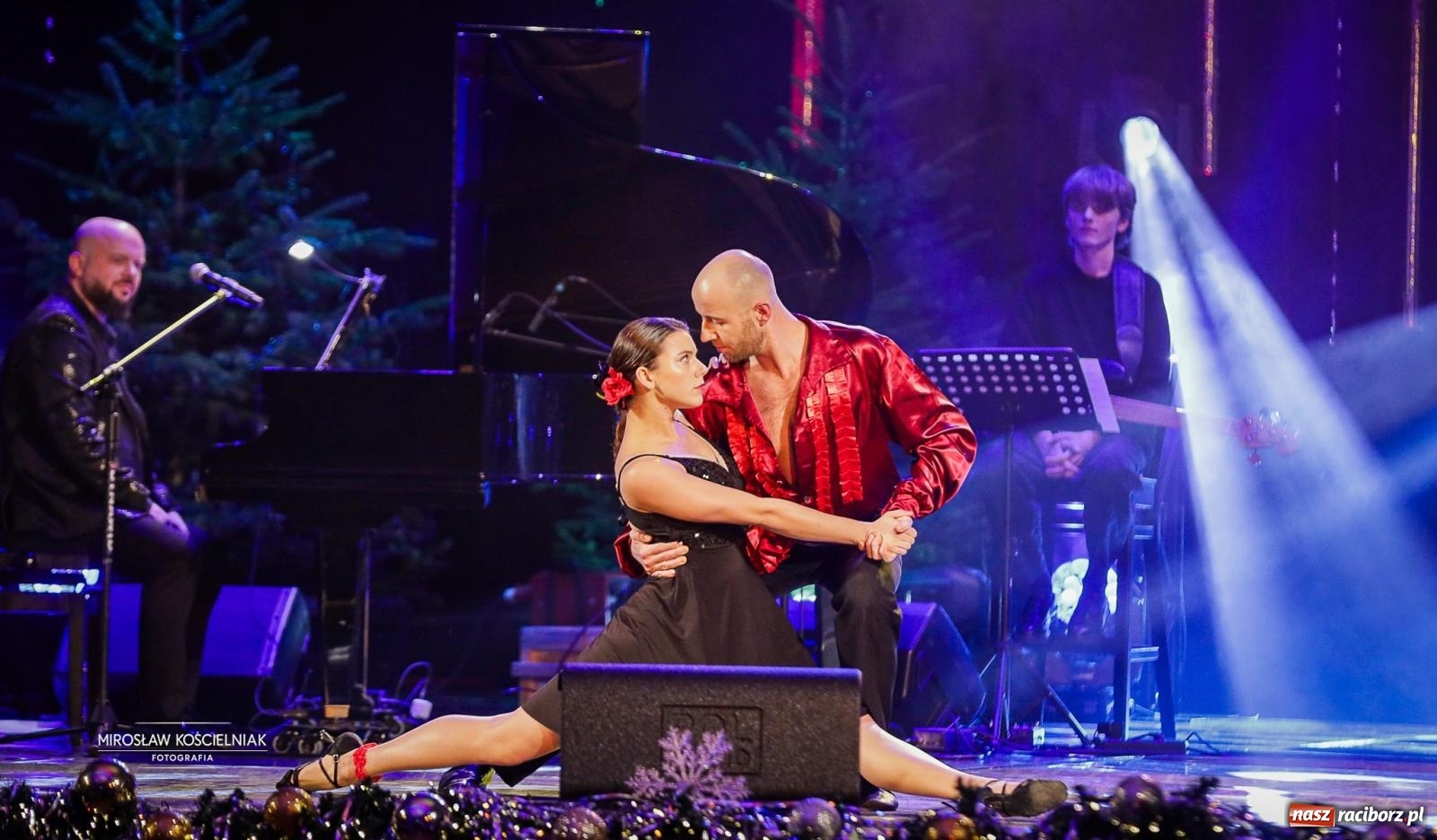 Zdjęcie w galerii na portalu naszraciborz.pl: Gala sylwestrowa w Raciborskim Centrum Kultury wypełniła widownię. Tak witano nowy rok przy Chopina wiadomości z regionu