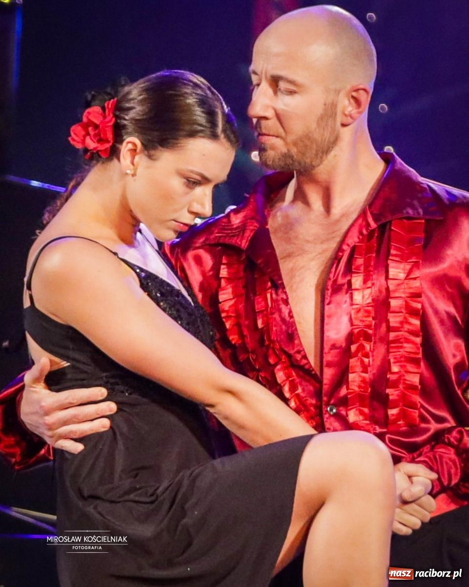 Zdjęcie w galerii na portalu naszraciborz.pl: Gala sylwestrowa w Raciborskim Centrum Kultury wypełniła widownię. Tak witano nowy rok przy Chopina wiadomości z regionu