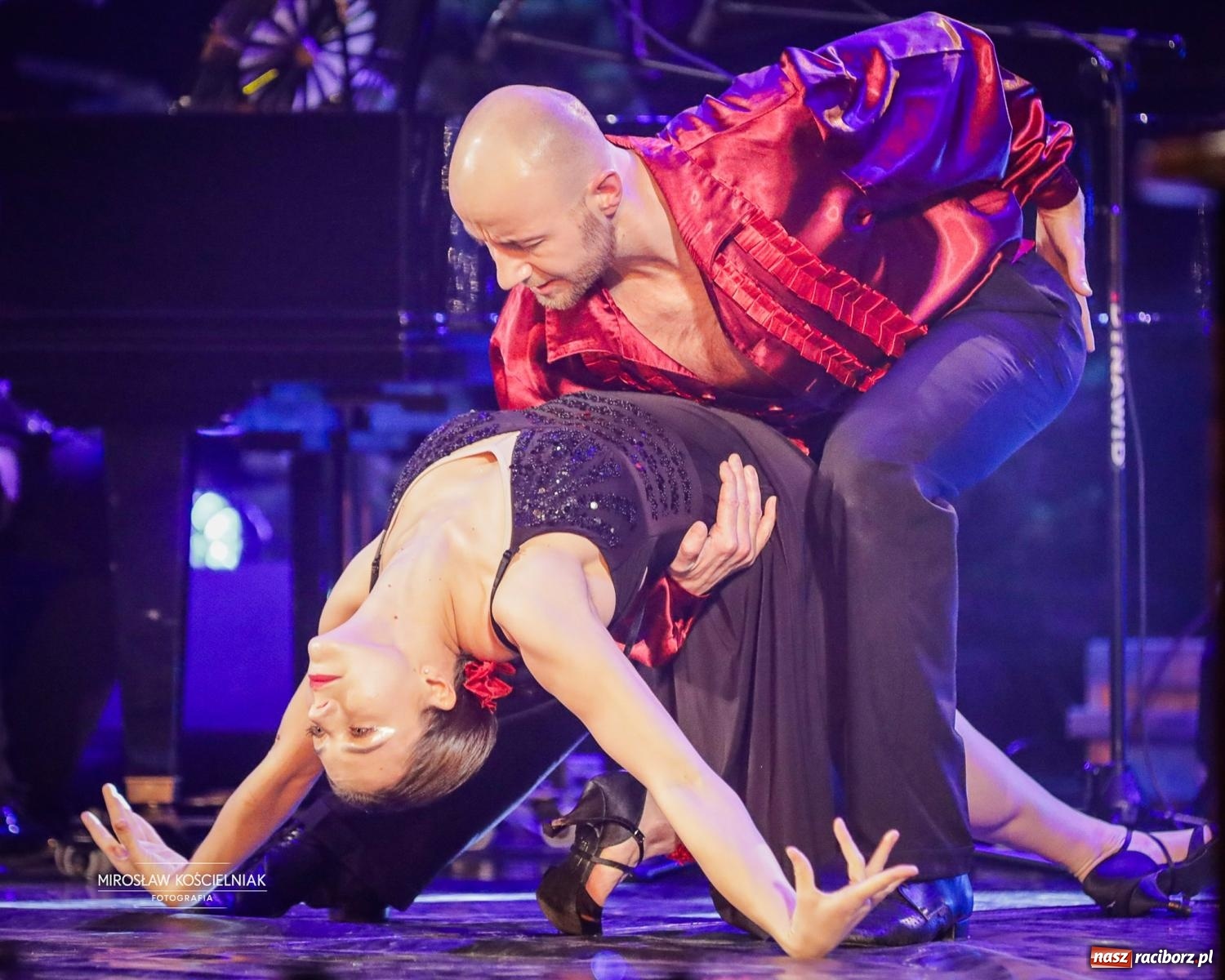 Zdjęcie w galerii na portalu naszraciborz.pl: Gala sylwestrowa w Raciborskim Centrum Kultury wypełniła widownię. Tak witano nowy rok przy Chopina wiadomości z regionu