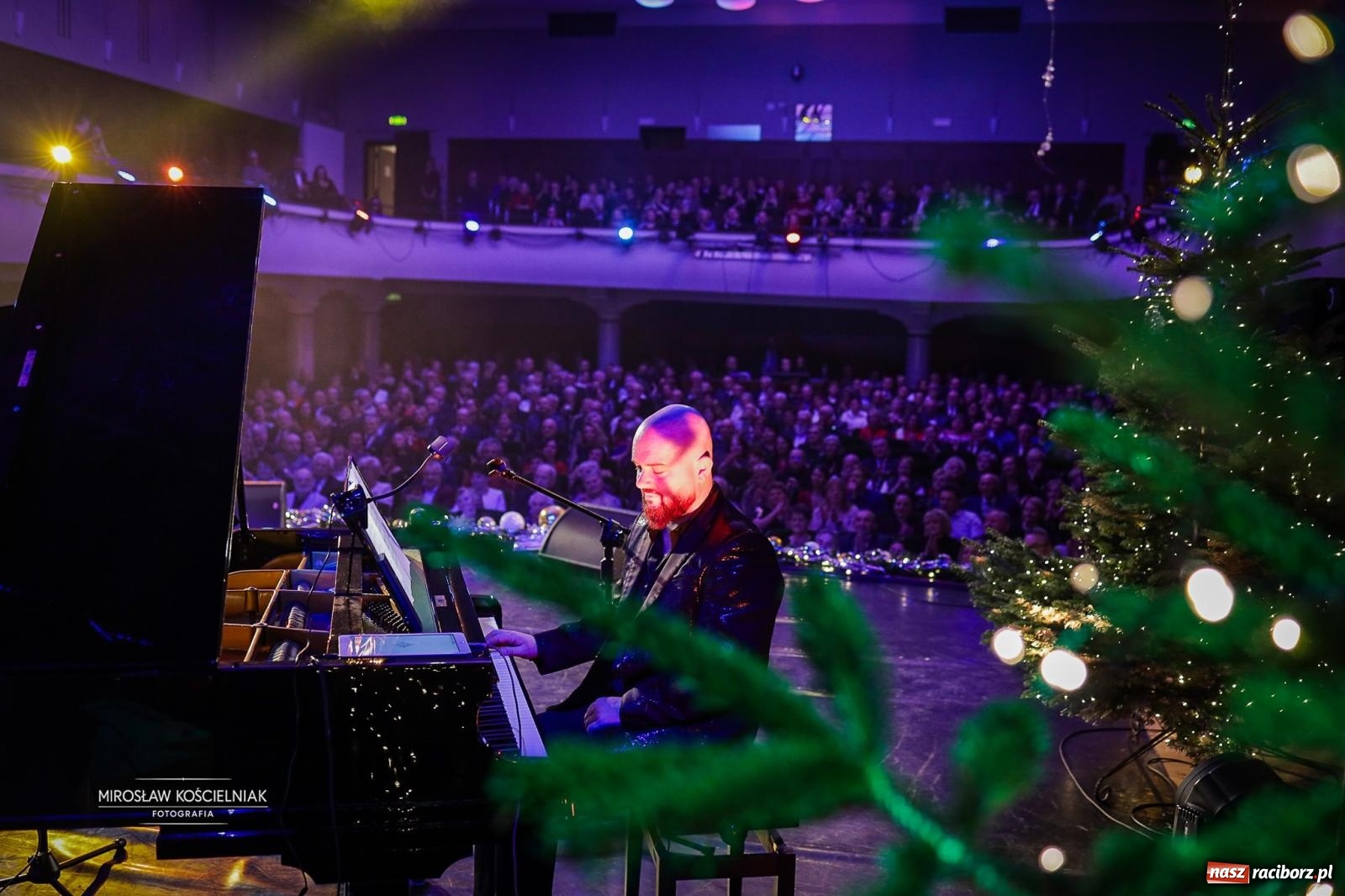 Zdjęcie w galerii na portalu naszraciborz.pl: Gala sylwestrowa w Raciborskim Centrum Kultury wypełniła widownię. Tak witano nowy rok przy Chopina wiadomości z regionu