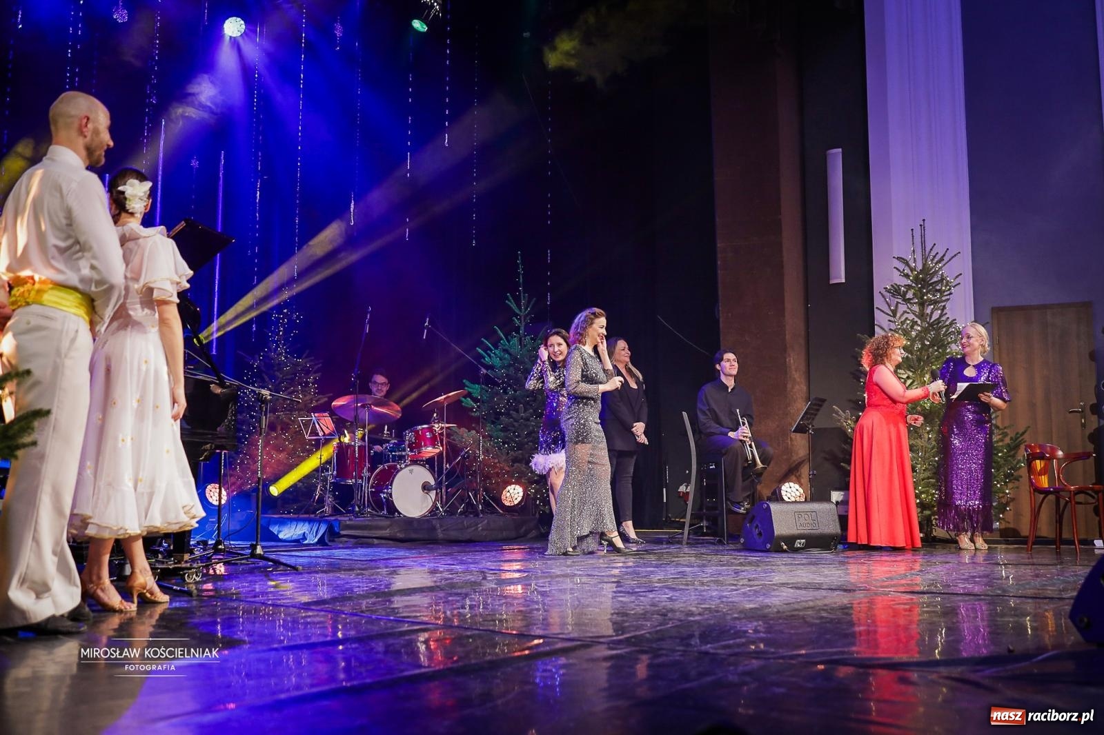 Zdjęcie w galerii na portalu naszraciborz.pl: Gala sylwestrowa w Raciborskim Centrum Kultury wypełniła widownię. Tak witano nowy rok przy Chopina wiadomości z regionu