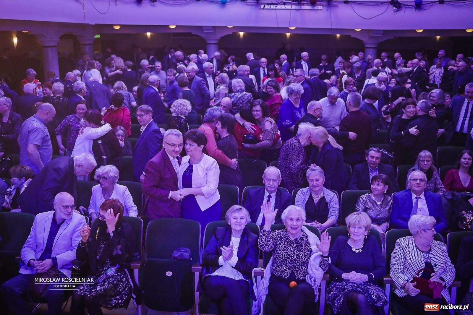 Zdjęcie w galerii na portalu naszraciborz.pl: Gala sylwestrowa w Raciborskim Centrum Kultury wypełniła widownię. Tak witano nowy rok przy Chopina wiadomości z regionu