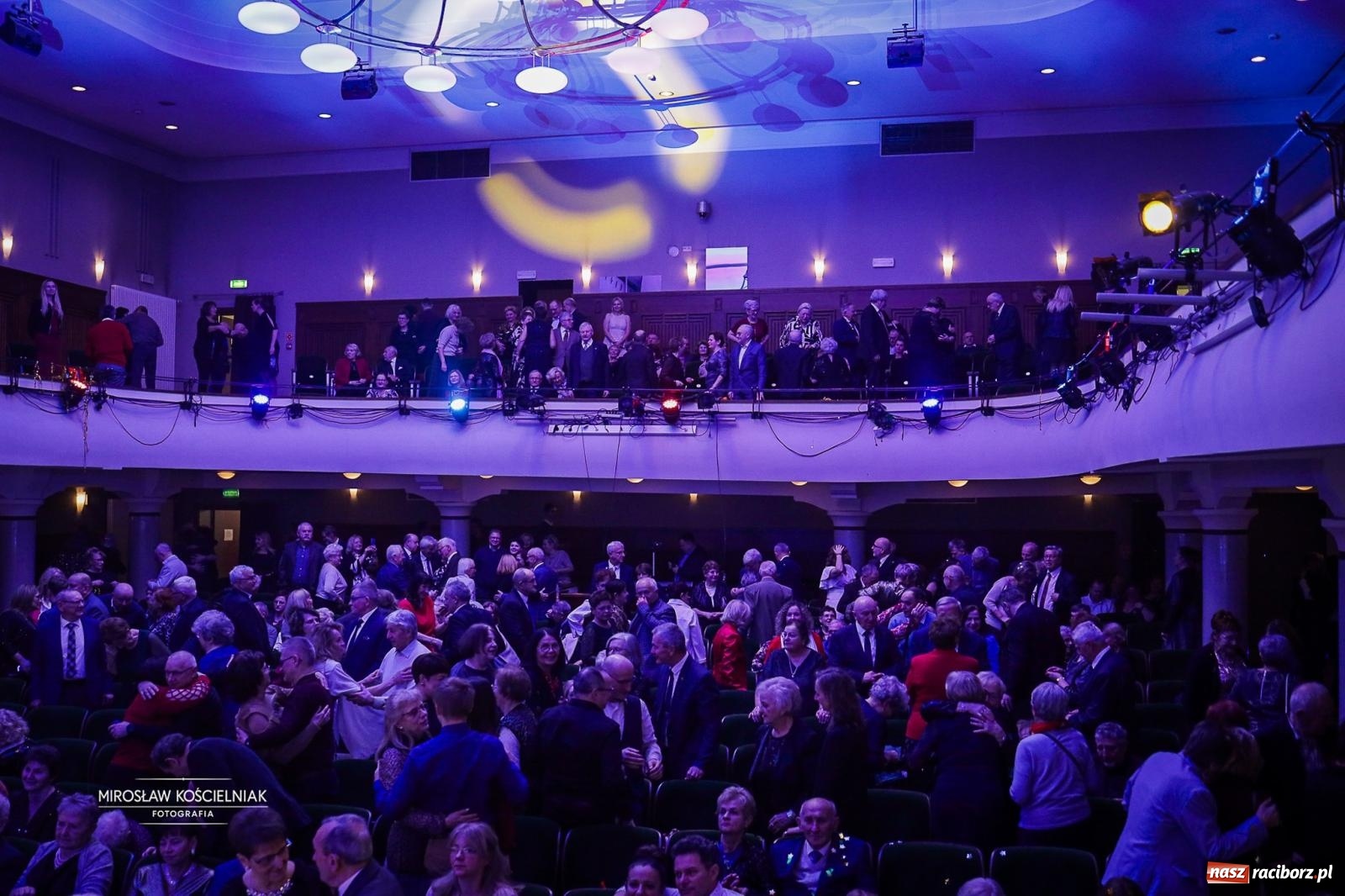 Zdjęcie w galerii na portalu naszraciborz.pl: Gala sylwestrowa w Raciborskim Centrum Kultury wypełniła widownię. Tak witano nowy rok przy Chopina wiadomości z regionu