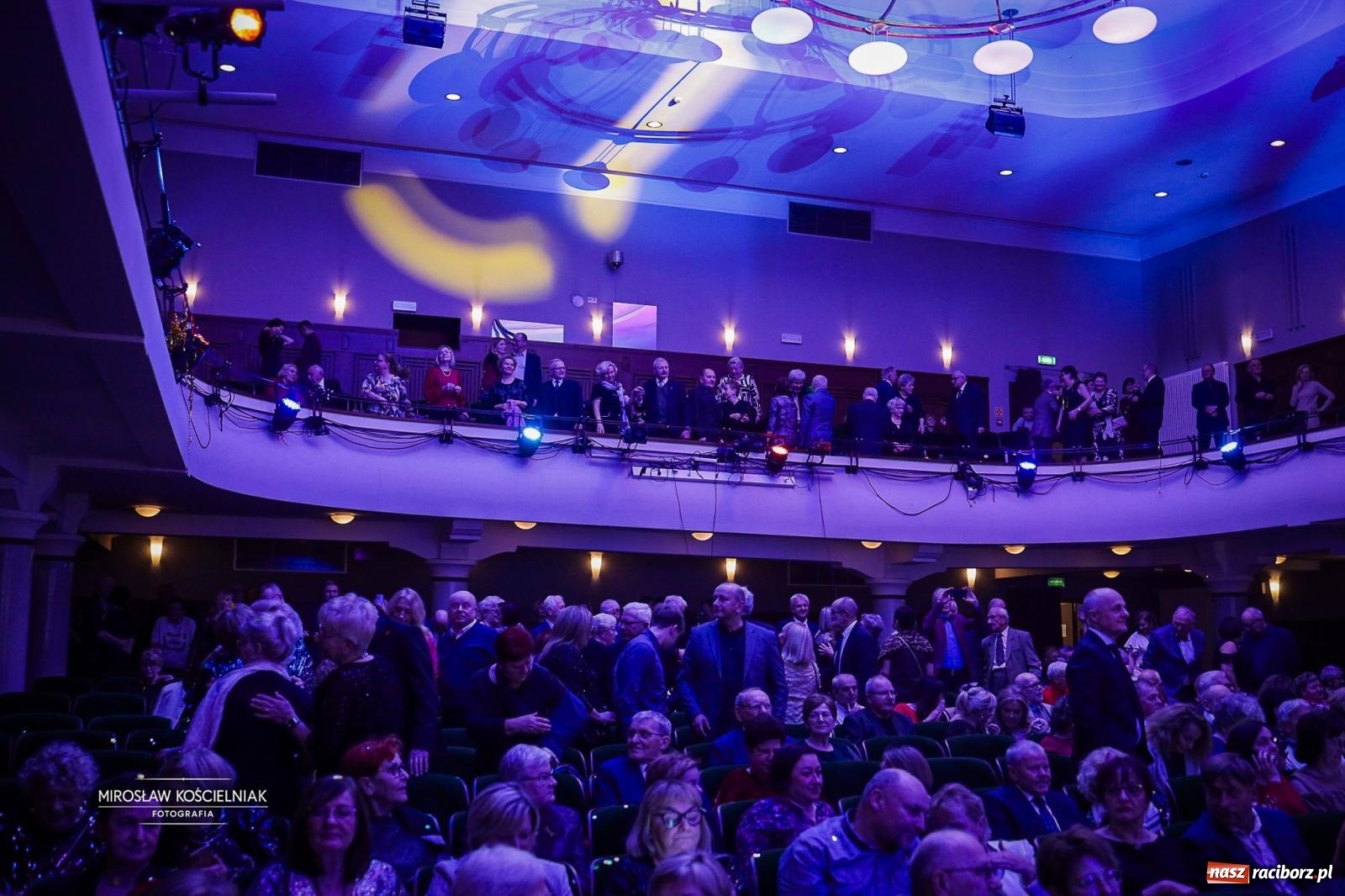 Zdjęcie w galerii na portalu naszraciborz.pl: Gala sylwestrowa w Raciborskim Centrum Kultury wypełniła widownię. Tak witano nowy rok przy Chopina wiadomości z regionu