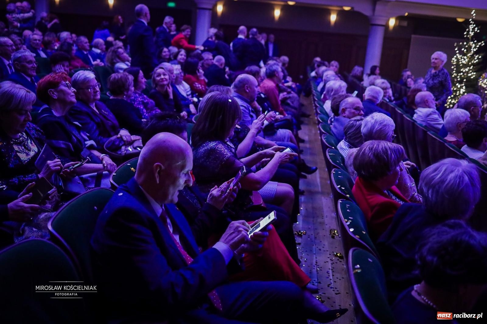 Zdjęcie w galerii na portalu naszraciborz.pl: Gala sylwestrowa w Raciborskim Centrum Kultury wypełniła widownię. Tak witano nowy rok przy Chopina wiadomości z regionu